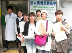 総訪問行動に出発前の職員(健友会)