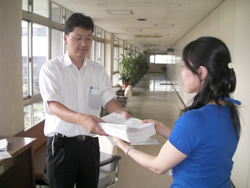 署名と陳情書を手渡す東京ほくと医療生協の乾さん(左)