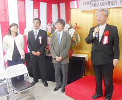 開所式であいさつする増子忠道所長(右)