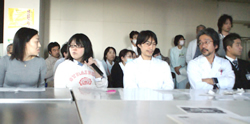 報告会で左から宗川看護師、利行看護師、岡安医師、濱砂医師