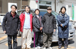 （写真左から、診療情報室小澤、西坂小豆沢病院事務長、飯塚看護師、川口看護師、吉川医師の５人）